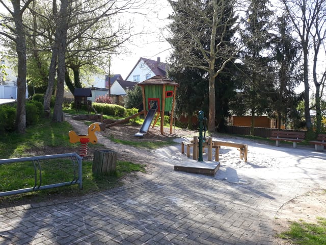 Spielplatz Schulstraße · Mühlhausen — Ausflugsziel Nordschwarzwald