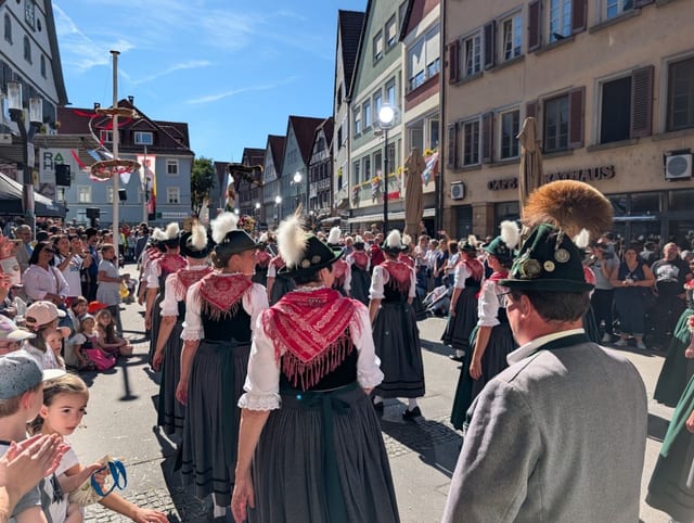 Cannstatter Volksfestumzug · Wasen-Eröffnung — Ausflugsziel Nordschwarzwald