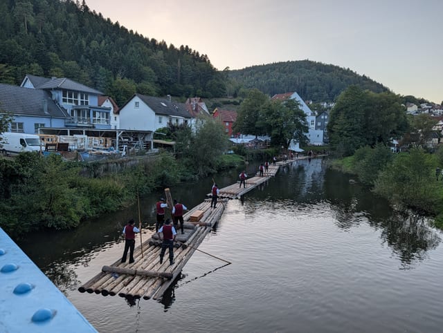© J. Rasokat Talhubenflößer auf dem Originalfloß der Nagold beim Talhubenfest Unterreichenbach — Schaufahrt von der Brücke